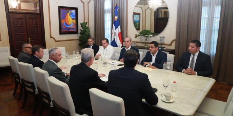 Junior Noboa, Luis Abinader y Rob Manfre