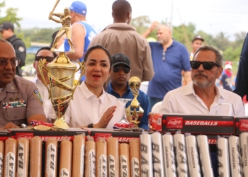 Policía Nacional y DCNB entregan play de béisbol La Zurza