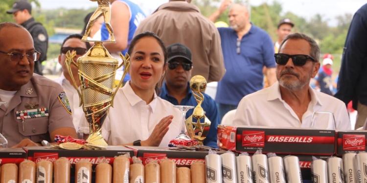 Policía Nacional y DCNB entregan play de béisbol La Zurza