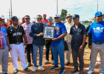 Comité Viejas Glorias reconoce al Comisionado Junior Noboa por su destacada trayectoria en el béisbol
