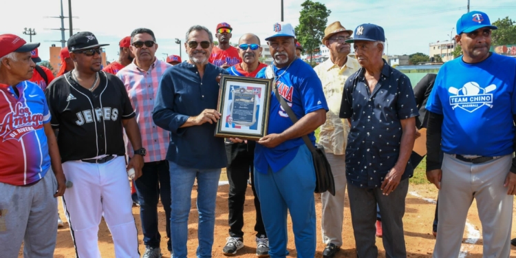 Comité Viejas Glorias reconoce al Comisionado Junior Noboa por su destacada trayectoria en el béisbol