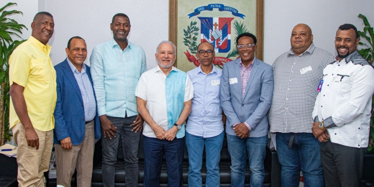 Senador Antonio Taveras coordina preparativos para el inicio del Torneo Superior de Baloncesto de la provincia Santo Domingo