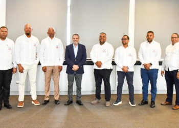 Comisionado Junior Noboa y AIBI trabajarán juntos para fortalecer la transparencia en el béisbol dominicano