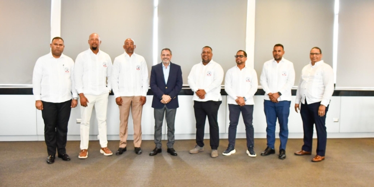 Comisionado Junior Noboa y AIBI trabajarán juntos para fortalecer la transparencia en el béisbol dominicano