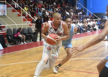 Club Los Mina avanza a semifinales tras vencer a Los Loros Calientes en el Torneo Abasado