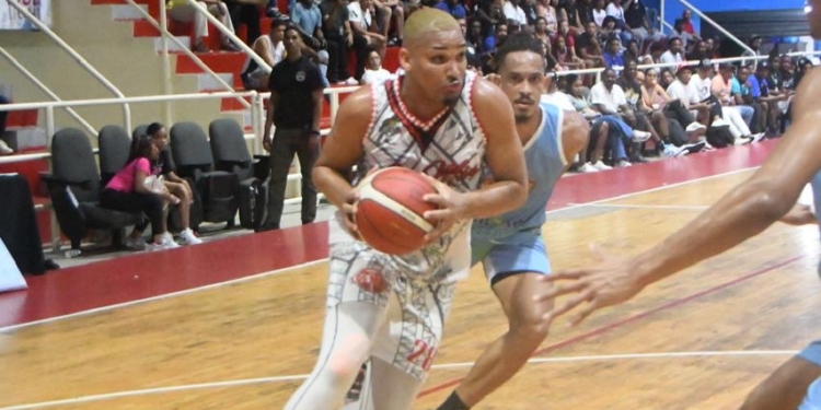 Club Los Mina avanza a semifinales tras vencer a Los Loros Calientes en el Torneo Abasado