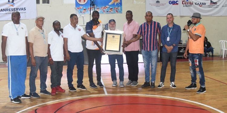 ABASADO reconoce al senador Antonio Taveras por su firme respaldo al torneo