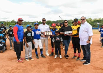 COMISIONADO DE BÉISBOL JUNIOR NOBOA RECIBE HOMENAJE EN LA APERTURA DEL TORNEO LA ZURZA