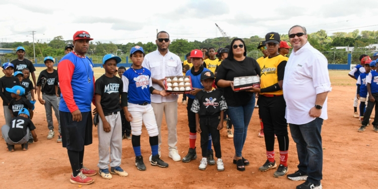 COMISIONADO DE BÉISBOL JUNIOR NOBOA RECIBE HOMENAJE EN LA APERTURA DEL TORNEO LA ZURZA