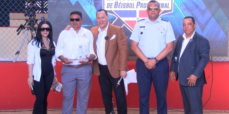 Liga Nacional de Béisbol Profesional reconoce a Junior Noboa
