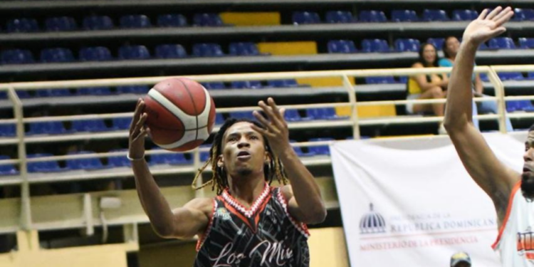José Alberto Liriano encesta 27 puntos y lidera la victoria de Los Mina sobre Caobas City