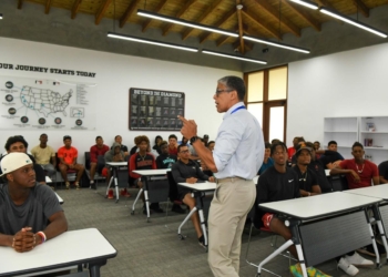 DCNB realiza charla motivacional a 75 prospectos de los D-Backs en Boca Chica