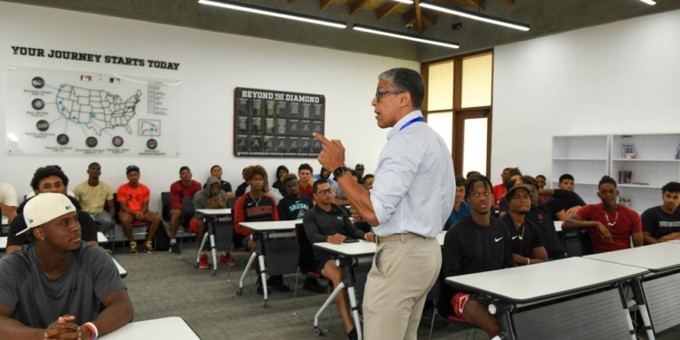 DCNB realiza charla motivacional a 75 prospectos de los D-Backs en Boca Chica