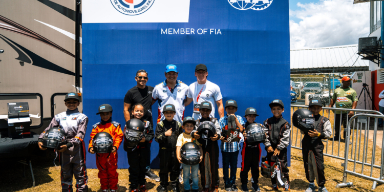 El piloto oficial de IndyCar Kyffin Simpson visita el Autódromo Internacional Las Américas