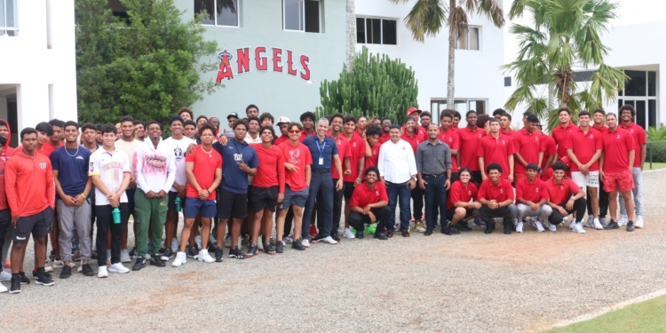DCNB refuerza formación integral de peloteros con charla educativa a prospectos de Anaheim y Washington