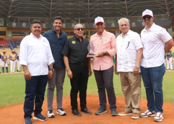 Stanley Javier, emocionado por dedicatoria en apertura de la Liga de Béisbol Universitario