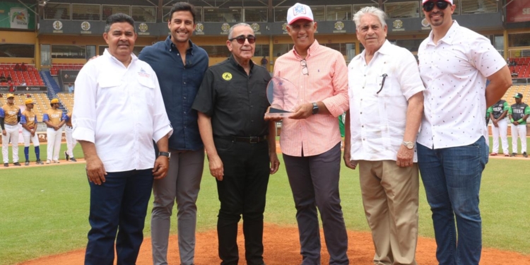 Stanley Javier, emocionado por dedicatoria en apertura de la Liga de Béisbol Universitario