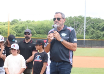 Junior Noboa lanza la primera bola en el Juego de Estrellas de la Dominican Summer League 2025