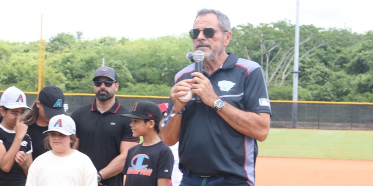 Junior Noboa lanza la primera bola en el Juego de Estrellas de la Dominican Summer League 2025