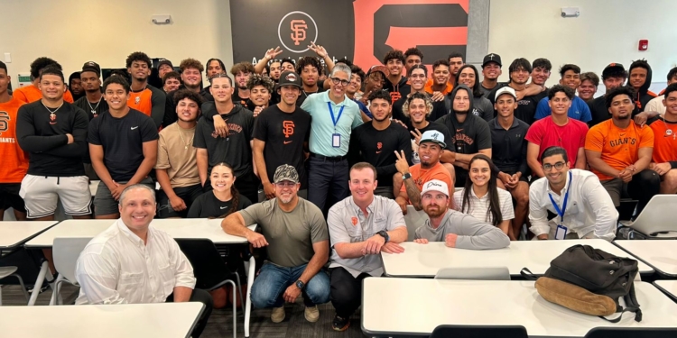 Prospectos de los Gigantes reciben formación educativa de la DCNB