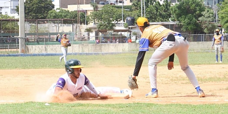 UNAPEC arrasa con tres triunfos y sigue invicto en la Liga de Béisbol Universitario