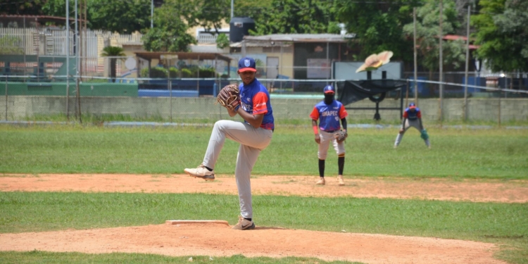 UNAPEC mantiene su invicto en la Liga de Béisbol Universitario tras vencer al ITLA 17-10