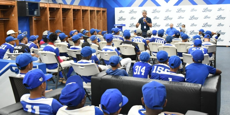 DCNB imparte charla motivacional a 60 atletas en campamento de los Tigres del Licey