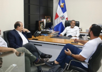 Comisionado Junior Noboa despide a “El Fanático de la Patria” previo a su travesía por los 30 estadios de Grandes Ligas