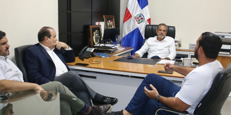 Comisionado Junior Noboa despide a “El Fanático de la Patria” previo a su travesía por los 30 estadios de Grandes Ligas