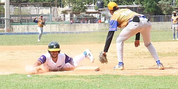 PUCMM domina jornada de la Liga de Béisbol Universitario y se mantiene líder del Norte