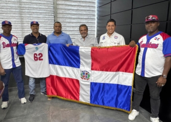 Comisionado de Béisbol entrega bandera al equipo Viejas Glorias