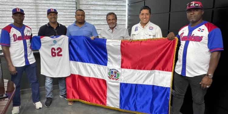 Comisionado de Béisbol entrega bandera al equipo Viejas Glorias