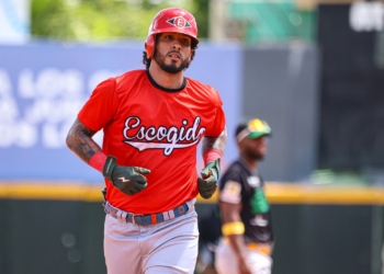 Jonathan Araúz conecta cuadrangular en la pretemporada del Escogido