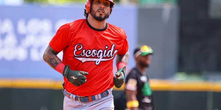 Jonathan Araúz conecta cuadrangular en la pretemporada del Escogido