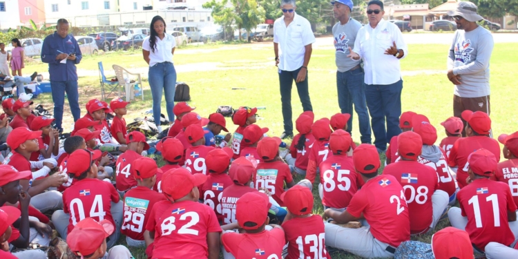 La DCNB realiza encuentro con niños y padres de la Escuela de Béisbol Vargas