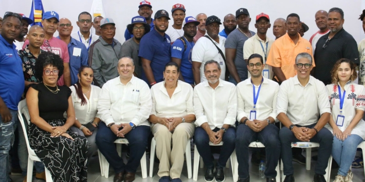 Comisionado de Béisbol y Miderec imparten taller a entrenadores para prevenir abusos y proteger a jóvenes talentos